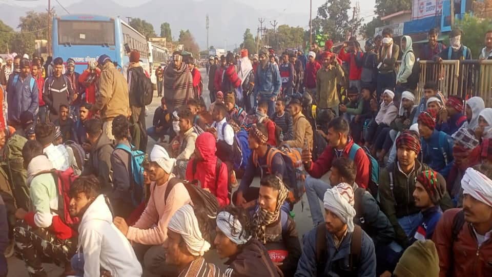 Uttarakhand News Huge Crowd of youth from UP reached Pithoragarh for army recruitment buses packed