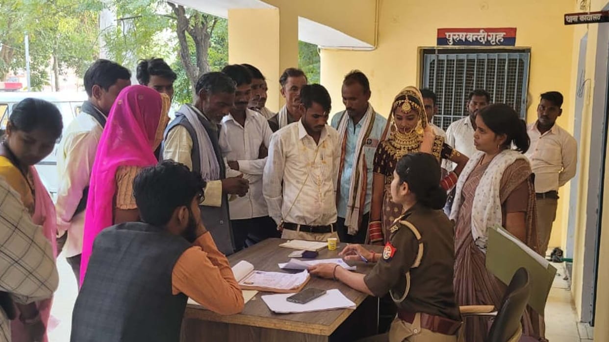 Mahoba: Police stopped the marriage after seeing the underage groom in the mass marriage