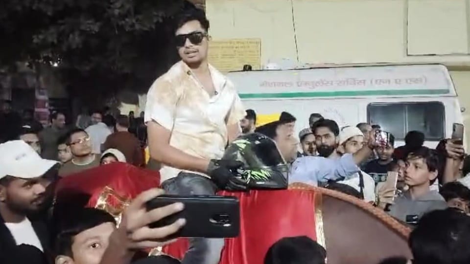 Video Viral: YouTuber made a reel sitting on a buffalo in Amroha, police taught him a lesson