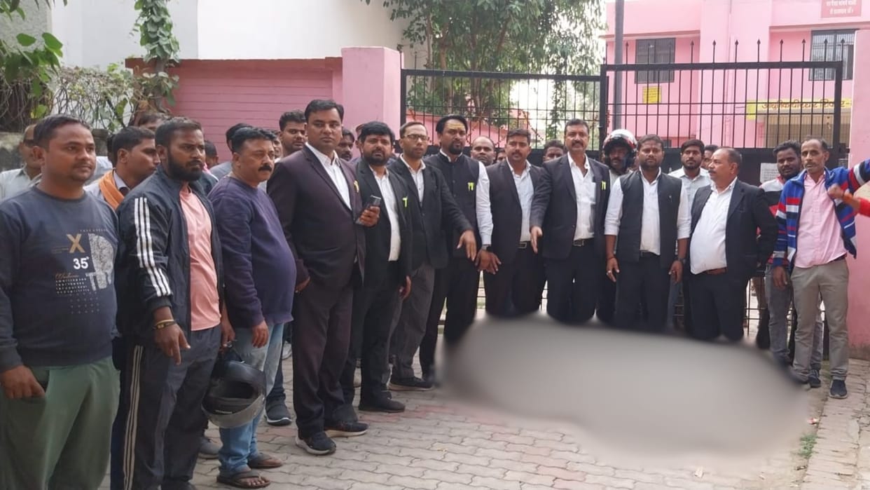 advocates protested over death of youth in road accident in Varanasi