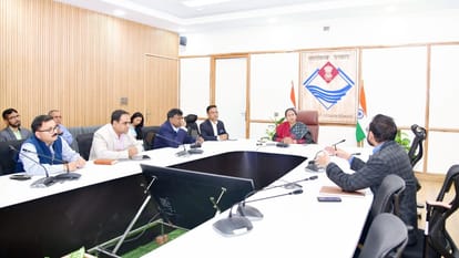 बैठक में मुख्य सचिव राधा रतूड़ी