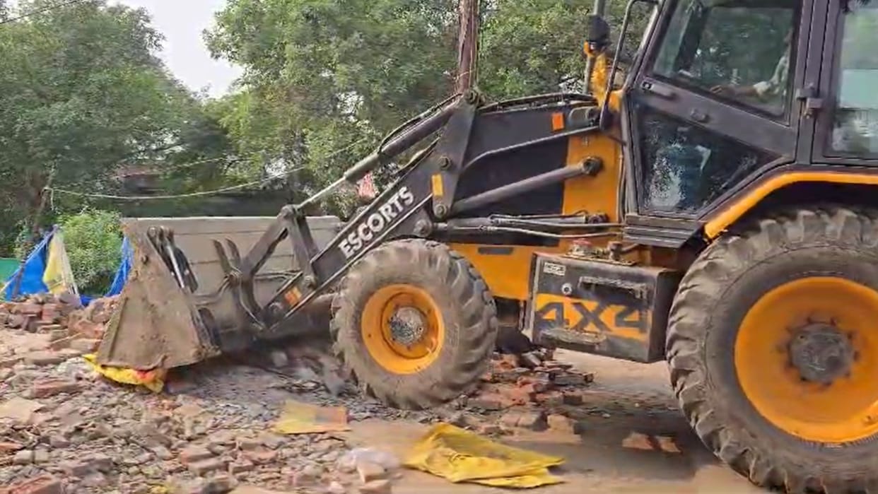 Bulldozers ran in Kapsethi shops of one and a half dozen people were demolished