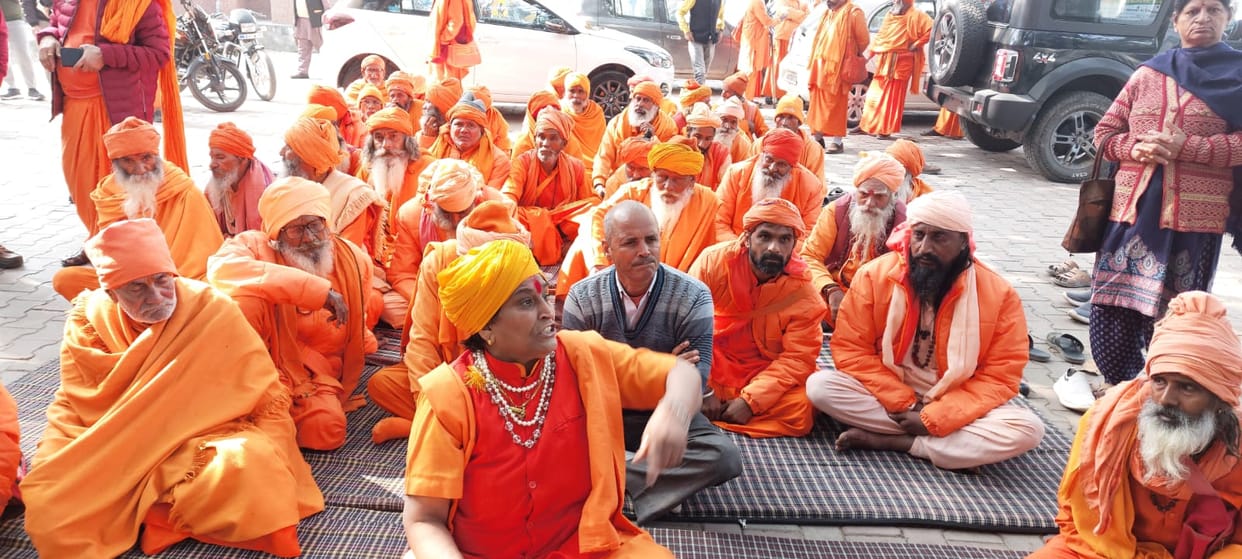 Bijnor: Saints of Juna Akhara created a ruckus in the Collectorate, called DM a thief and rebuked him a lot