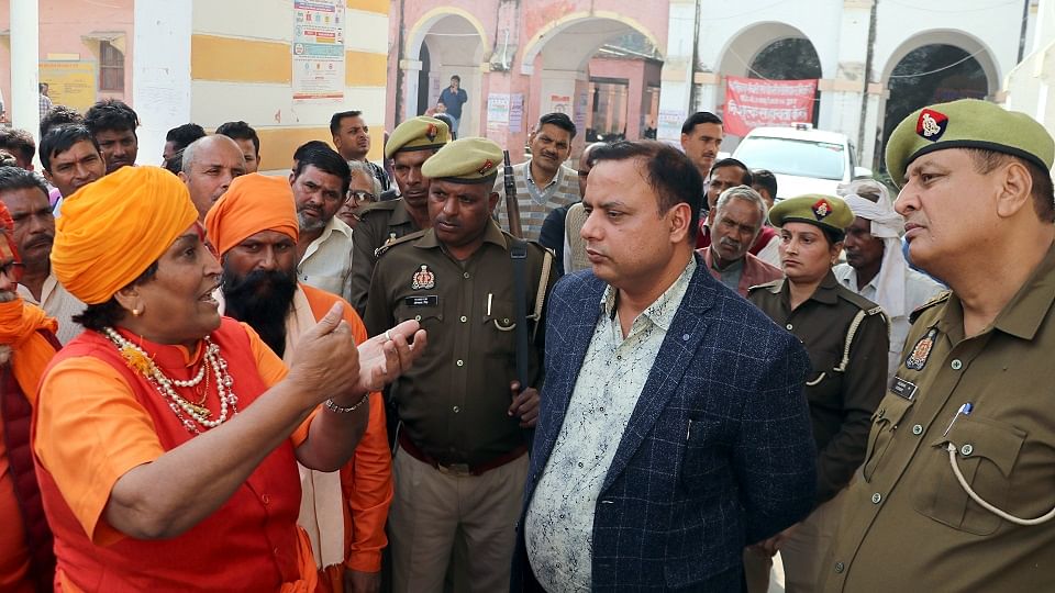 Bijnor: Demonstration of sadhus and saints in the Collectorate, swords waved