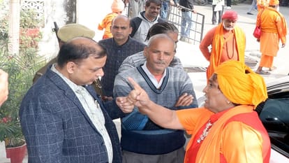 Bijnor: Demonstration of sadhus and saints in the Collectorate, swords waved