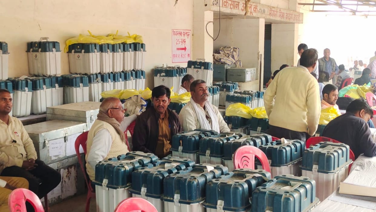Phulpur By Election: Voting today, polling personnel reached the booths, 12 candidates in the fray, more than