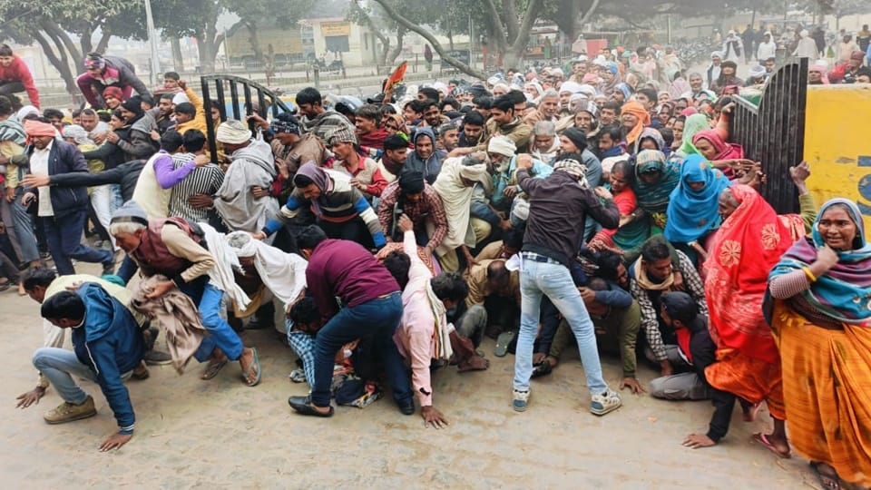 Scuffle to get fertilizer in Chandausi: Huge crowd of farmers gathered at the center, six people injured