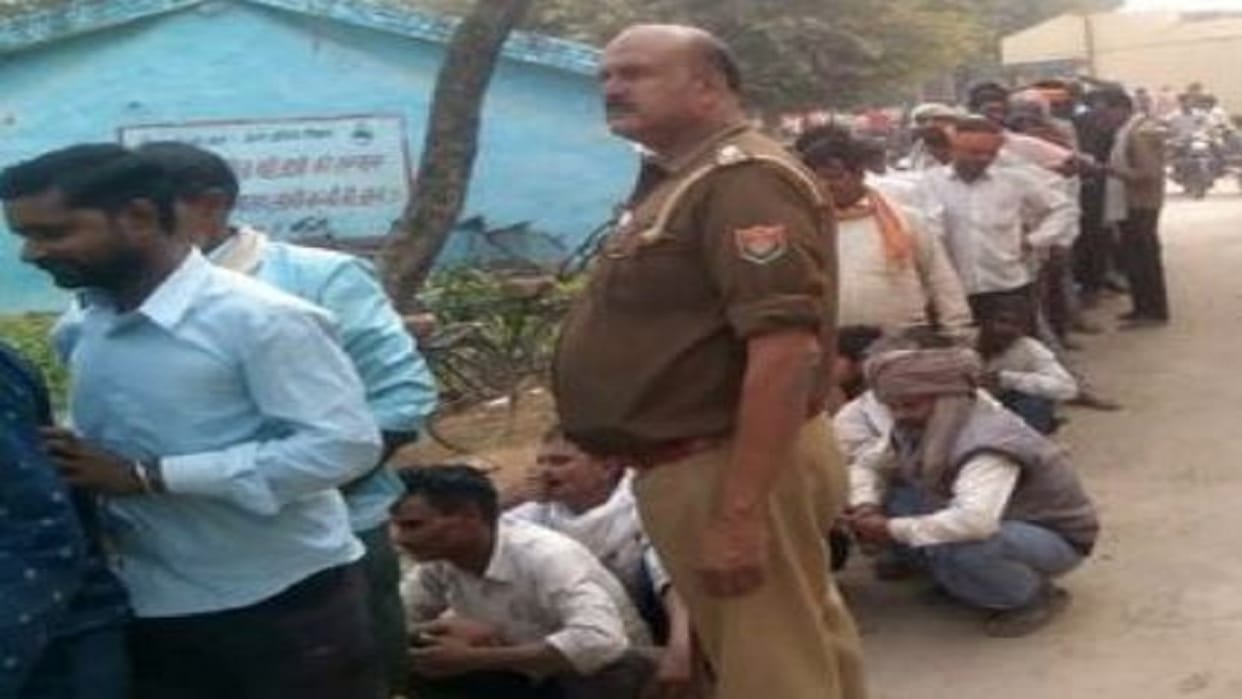 Farmers getting upset due to non-availability of fertilizers in Shahjahanpur