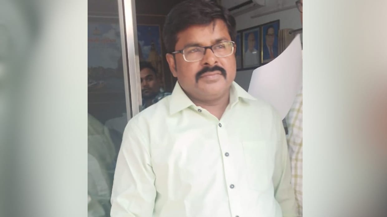 Anti corruption team caught VDA employee taking bribe in varanasi