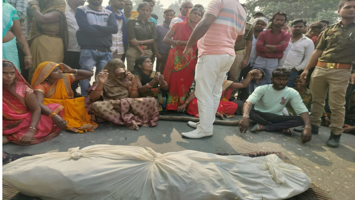 In Gorakhpur, a woman died due to electric shock after coming in contact with a bare wire laid in the field