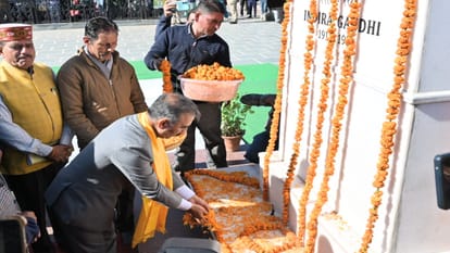 पूर्व प्रधानमंत्री इंदिरा गांधी की प्रतिमा पर सीएम सुक्खू ने अर्पित की पुष्पांजलि
