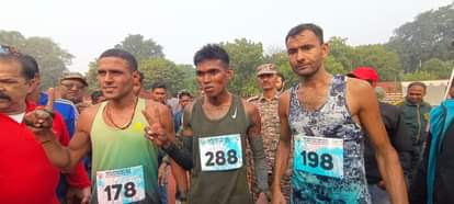 इंदिरा मैराथन के विजेता प्रथम योगेश शर्मा द्वितीय कुलदीप सिंह तृतीय निशांत।