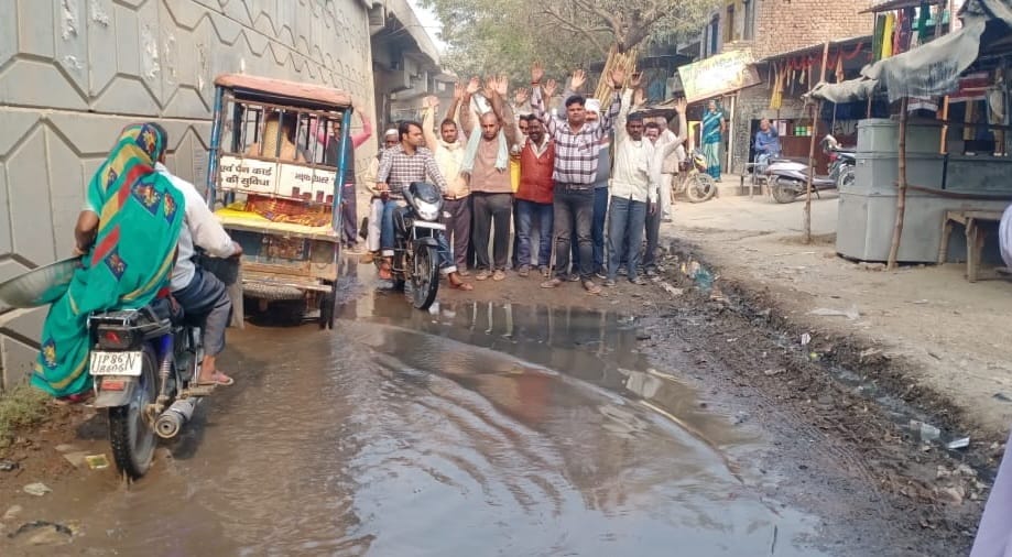 Protest against potholes and waterlogging on service road