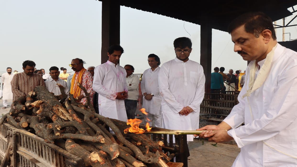 Justice Giridhar Malviya merged into Panchatatva, last rites performed at Rasulabad Ghat.