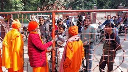 Bijnor: Demonstration of sadhus and saints in the Collectorate, swords waved