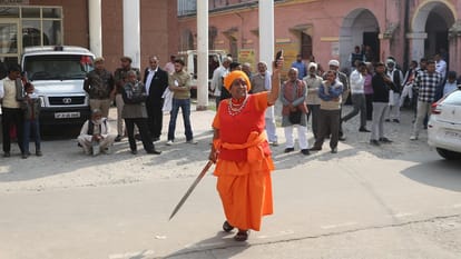 Bijnor: Demonstration of sadhus and saints in the Collectorate, swords waved