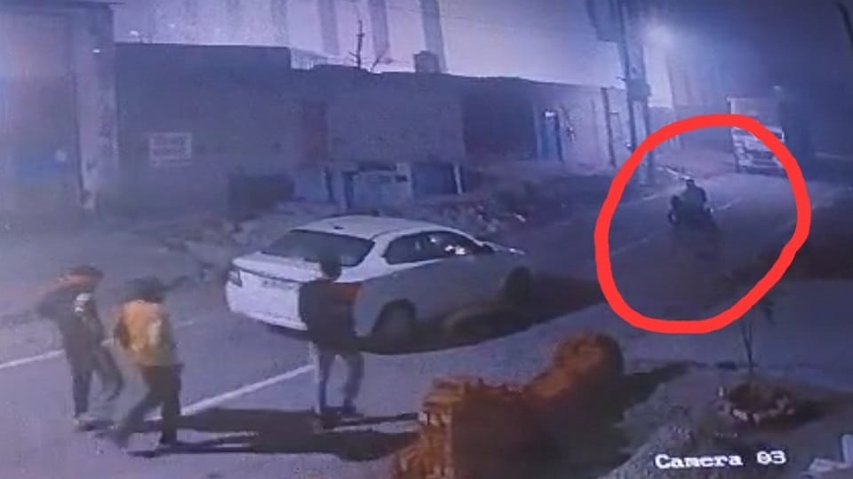 Baghpat: Factory owner was drinking alcohol in the car, four miscreants hit the butt of the pistol