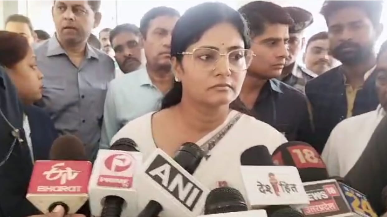 Union Minister Anupriya Patel scolded police officers for beating up worker in Mirzapur