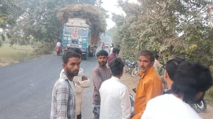 Meerut: The vehicle did not stop after hitting two brothers riding a bike, it ran over them
