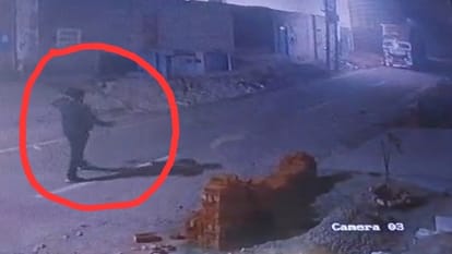 Baghpat: Factory owner was drinking alcohol in the car, four miscreants hit the butt of the pistol