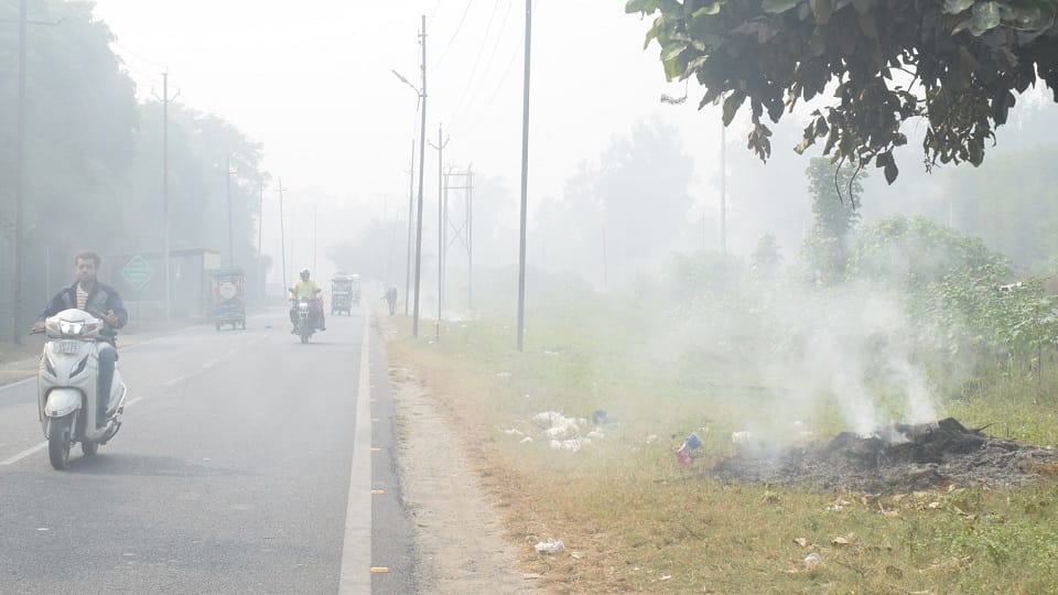 Meerut: Breathing in danger due to poisonous air, sound of another Covid