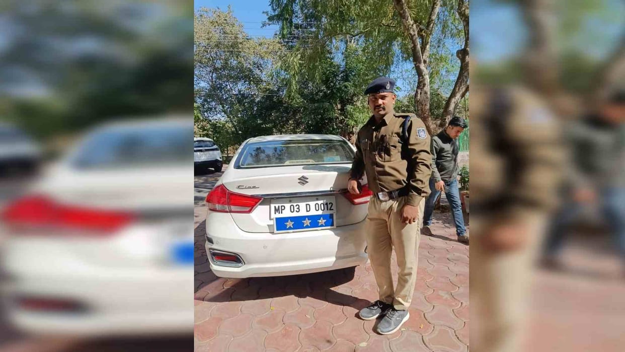 Real police arrested fake policeman in chattarpur