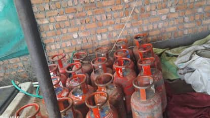 Mandsaur News 71 domestic gas cylinders seized in raid case registered against accused