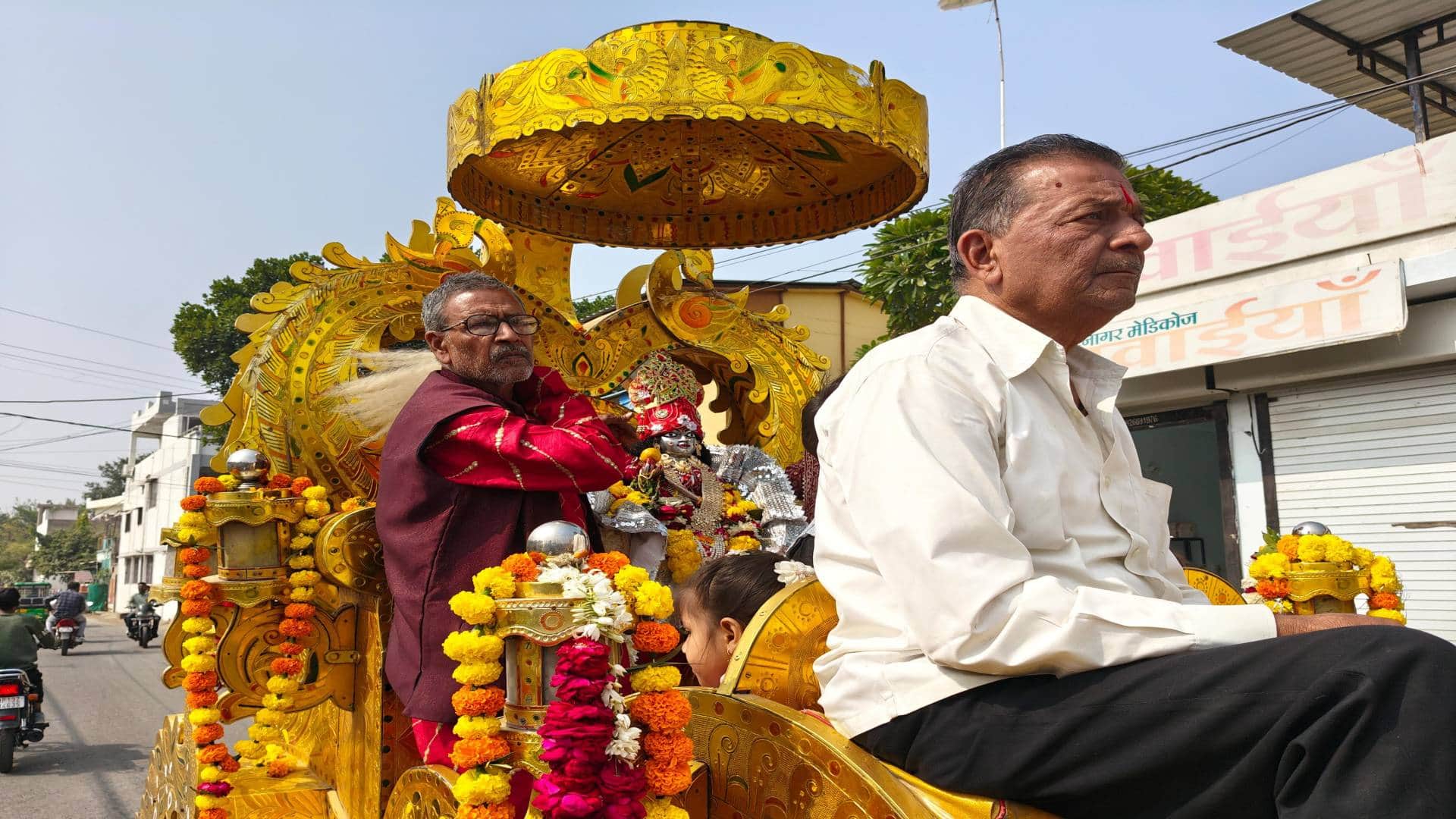Laddu Gopal Devotees gathered Ujjain get glimpse of Seoni Ladle Sarkar also doing daily activities like humans