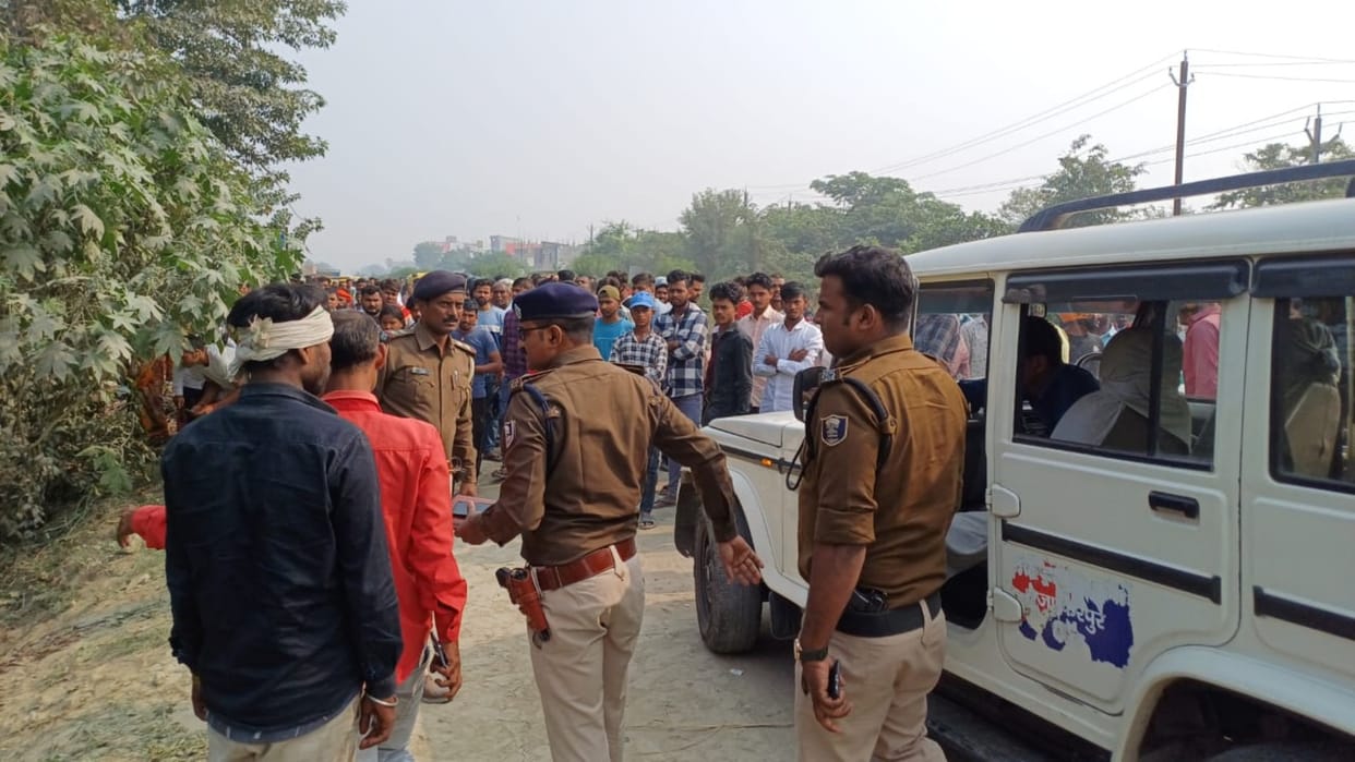Muzaffarpur News: Woman's body found hanging from a tree, murder suspected, police investigating