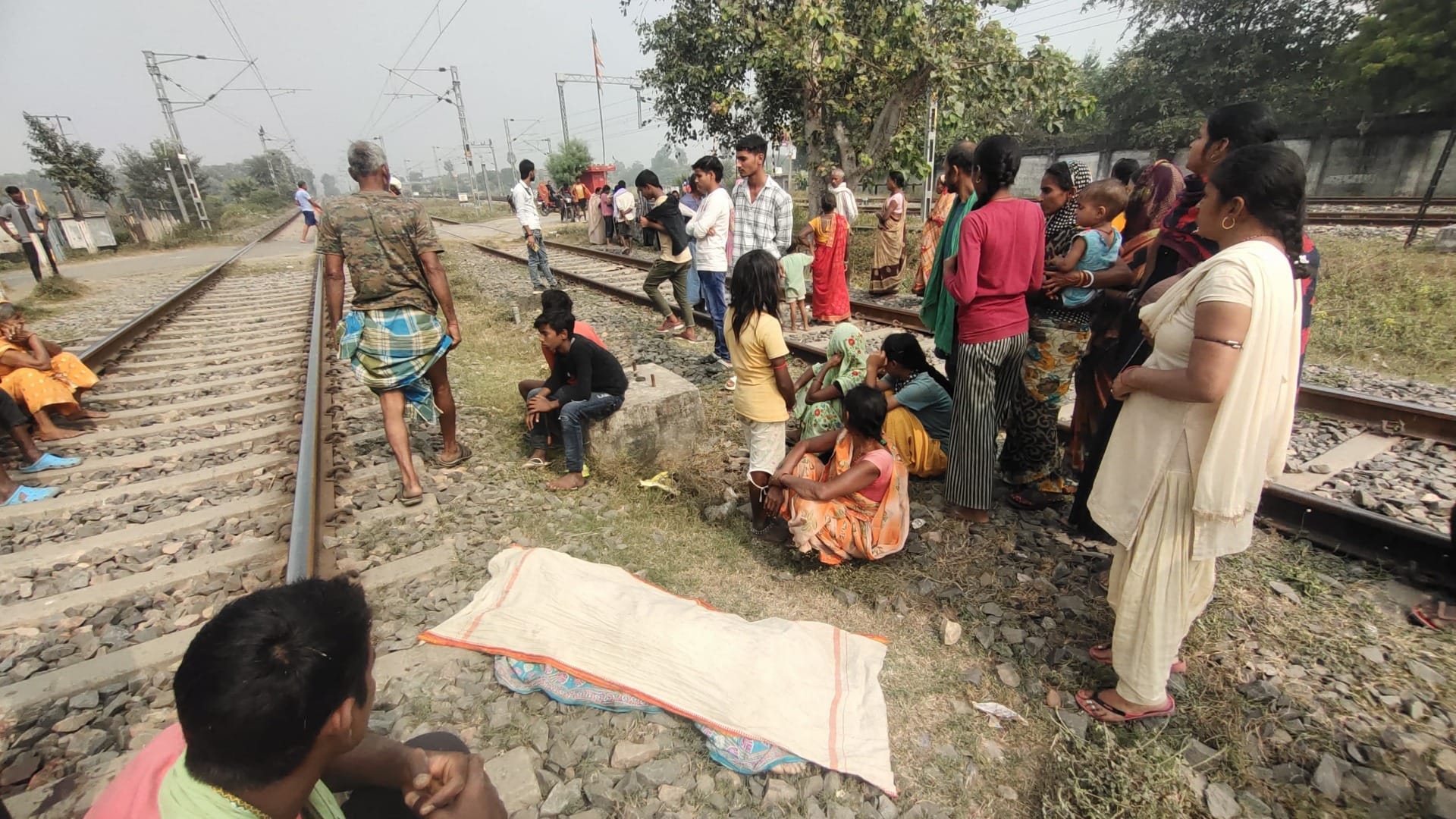 Bihar News:ट्रेन से गिरकर बुजुर्ग महिला की मौत, दवा लेकर लौटते समय हुआ  हादसा - Nalanda News: Elderly Woman Died After Falling From Train Accident  Happened While Returning With Medicine - Amar