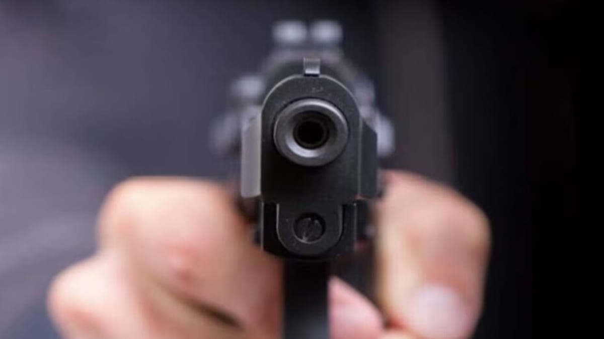 Delhi Crime: क्लब के बाहर फायरिंग, एक युवक के पैर में लगी गोली, पुलिस आरोपियों की तलाश में जुटी