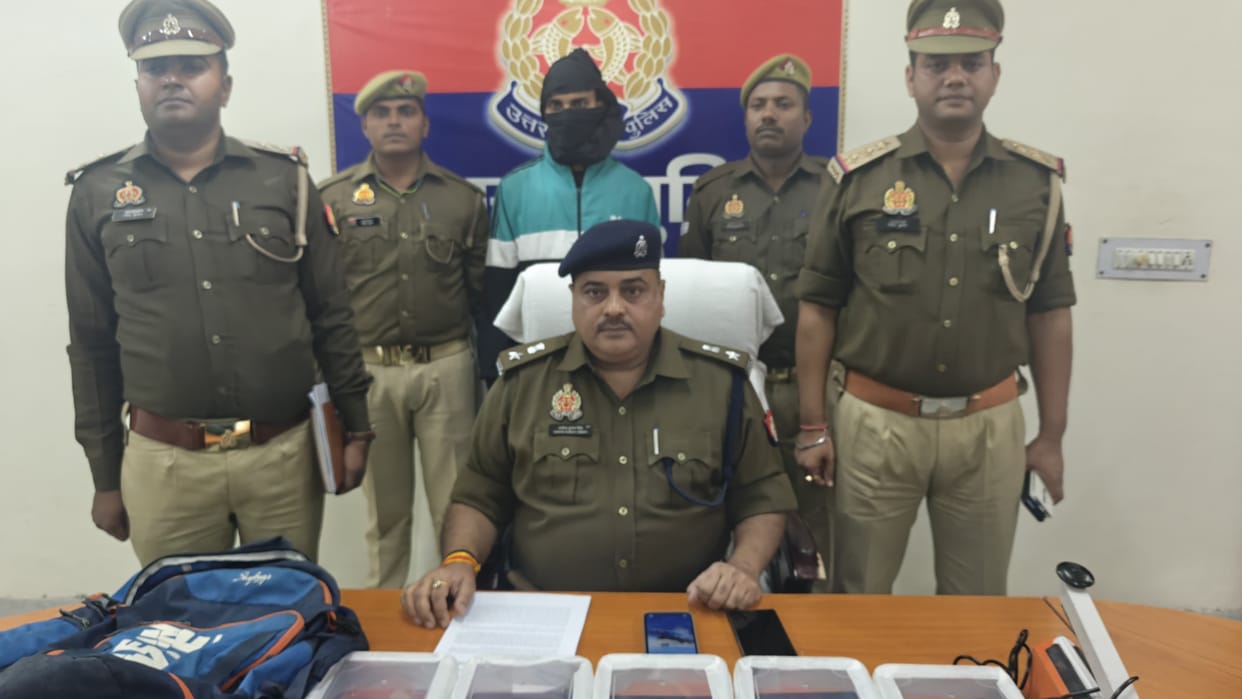 thief caught stealing from Flipkart store