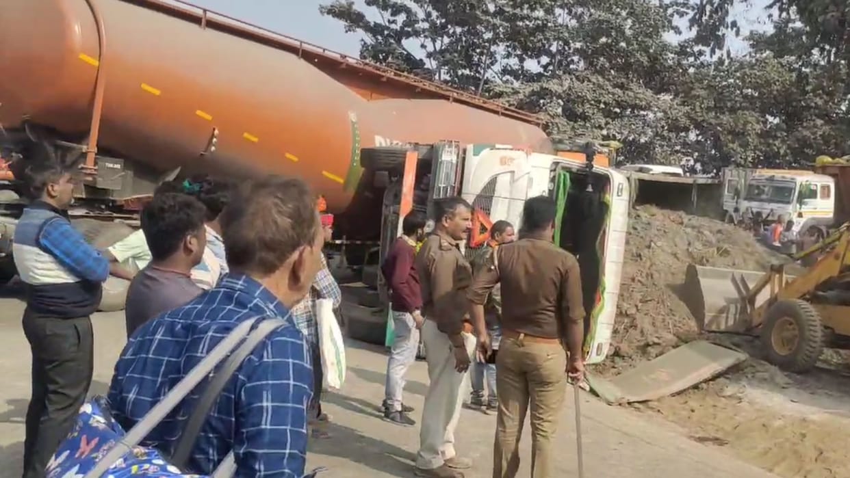 Three trucks collided while trying to overtake, one cleaner died driver is serious there was a huge jam at t