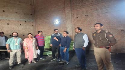 पूरनपुर में एक गोदाम में मारा गया छापा