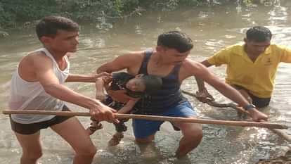 Sawai Madhopur : कुरकुरे खरीदने जा रही बच्ची का पैर फिसला, पानी के गहरे गड्ढे में गिरने से हुई मौत Sawai Madhopur: Girl going to buy Kurkure slipped, died after falling into deep pit of water