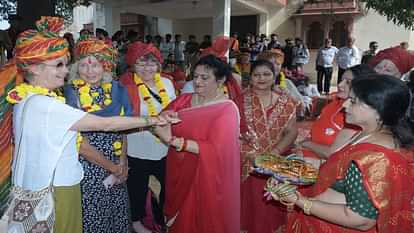 Bundi: Traditional welcome to the tourists in Bundi Mahotsav, overwhelmed with hospitality at Sukh Mahal