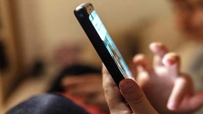 UP: फेसबुक पर ब्लॉक किए जाने से खफा सिरफिरे ने महिला को भेजा पति की हत्या का मैसेज, पुलिस ने ढूंढ निकाला Auraiya: A lunatic sent a message to the woman to kill her husband