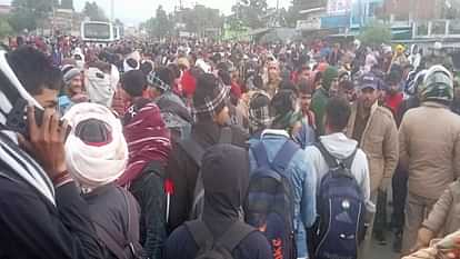 Pithoragarh Army Recruitment: नहीं मिला ठिकाना, खेतों में बिताई रात, 10 हजार से अधिक युवा पहुंचे...तस्वीरें Territorial Army recruitment Pithoragarh Youths spend night in fields more than 10,000 youth reached