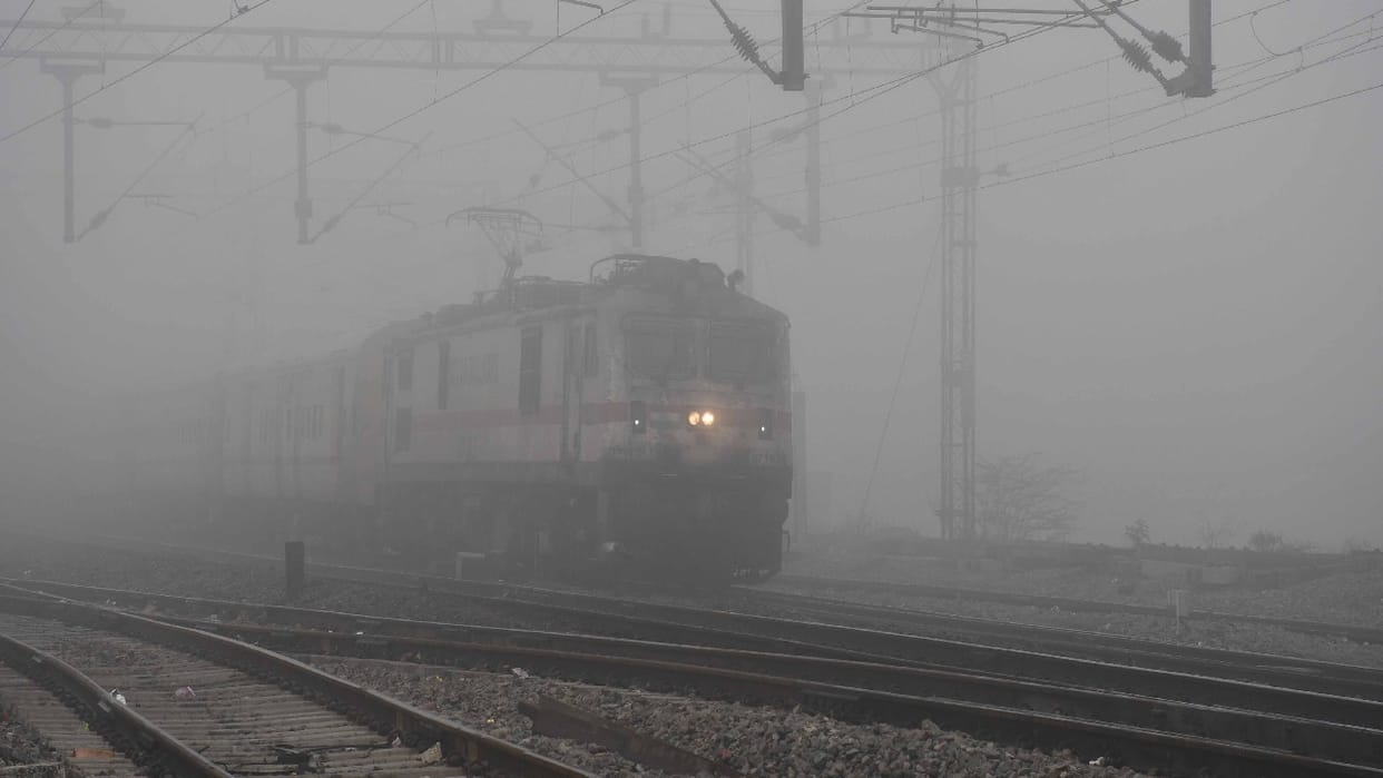 Dense Fog Delays Several Trains Passing Through Agra