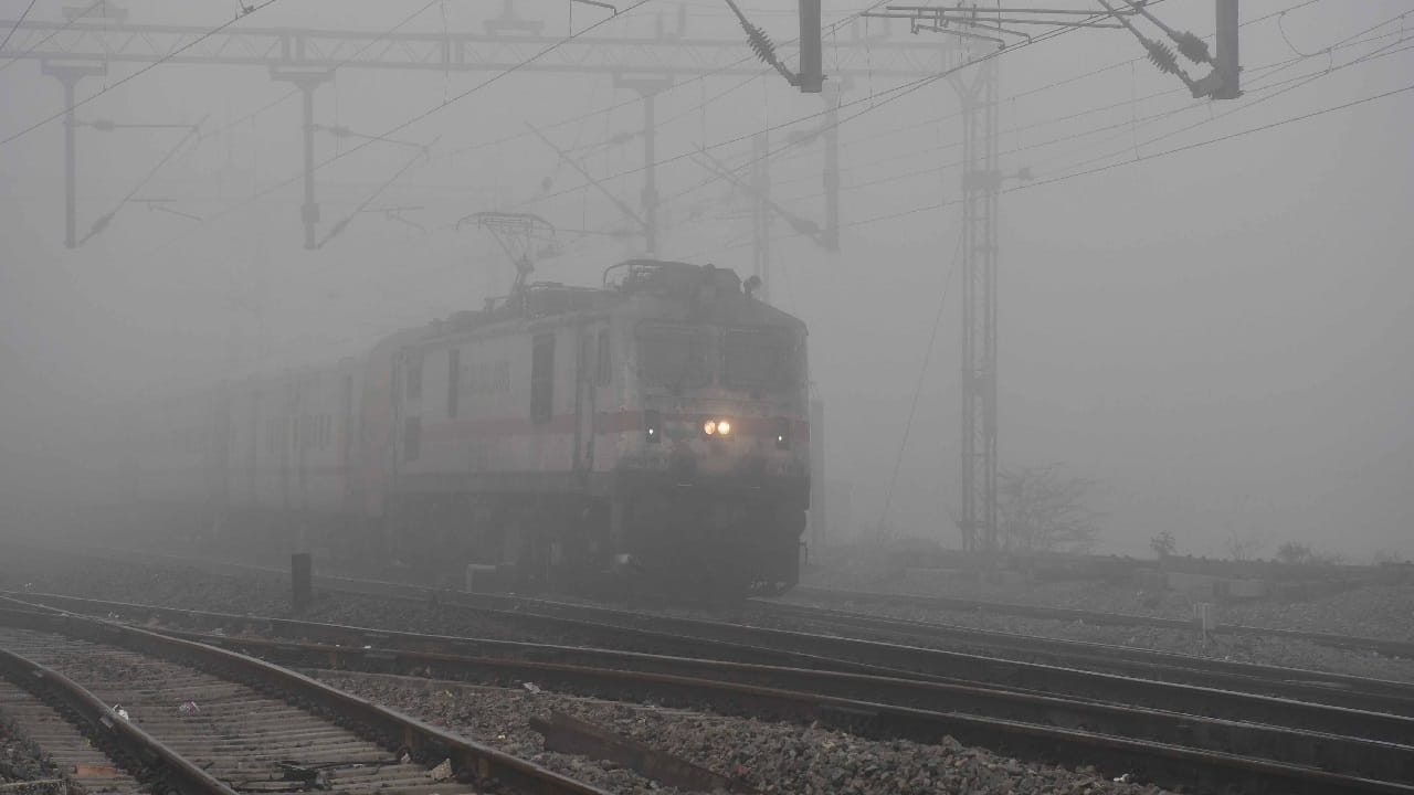 delhi ncr weather today Due to heavy fog in many trains and flights cancelled and issued advisory