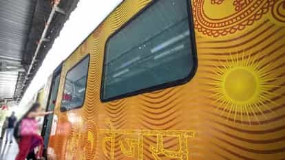 तेजस ट्रेन का ऐसा हाल: छत से टपक रहा पानी, शौचालय गंदे... चार्जिंग पॉइंट का पता नहीं; रेलवे पर झल्लाए यात्री Tejas Express is in bad condition water is dripping from roof toilets are dirty charging point is not work