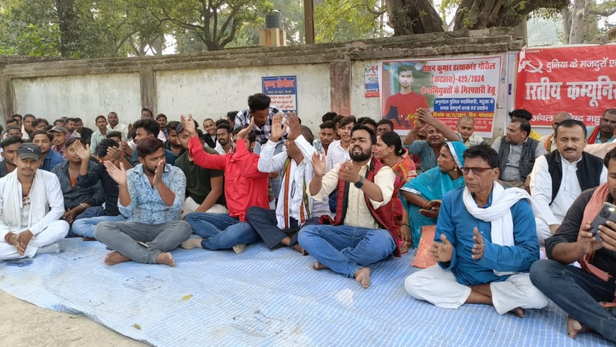 Vaishali News: Murder of only son, killers absconding even after 20 days, father on strike demanding justice