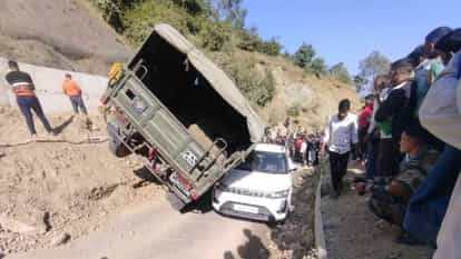लोहाघाट-पिथौरागढ़ हाईवे के पास सेना का वाहन एक कार पर पलट गया