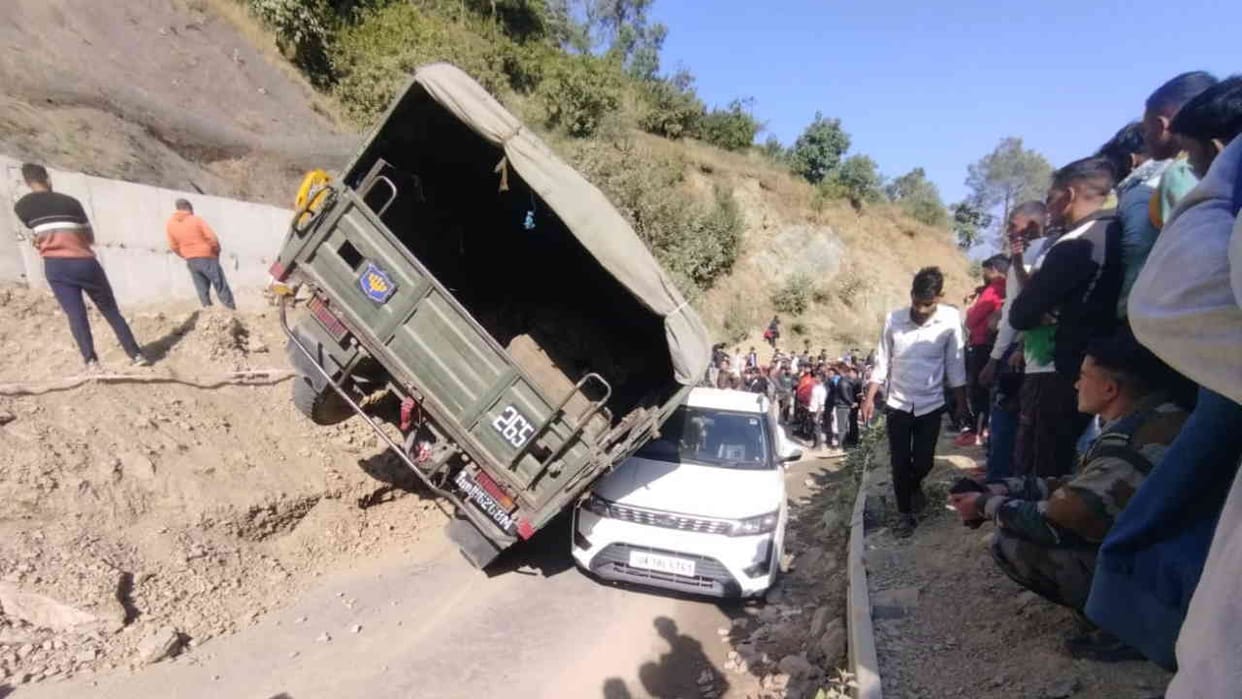 Army vehicle overturned on a car near Lohaghat Pithoragarh Highway Uttarakhand News in hindi