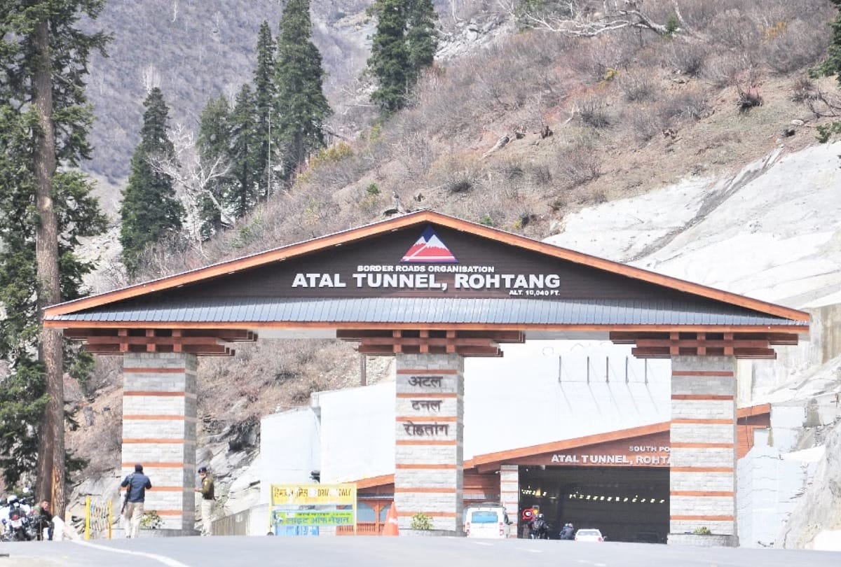 Car overturned in Atal Tunnel Rohtang, three youths from Haryana injured