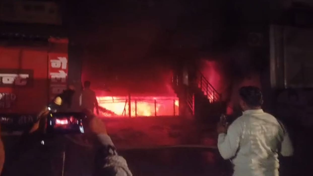 Bahraich: Loss worth crores due to fire in ply and hardware showroom.