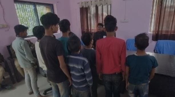 ten child labourers found in Bhadohi AHTU team raided carpet weaving centre and freed children