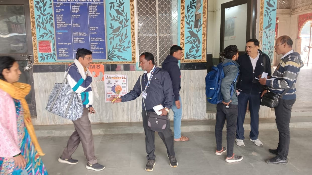 Bhopal: Ticket checking for 8 hours simultaneously at 9 stations of Bhopal division, 1256 passengers caught, f