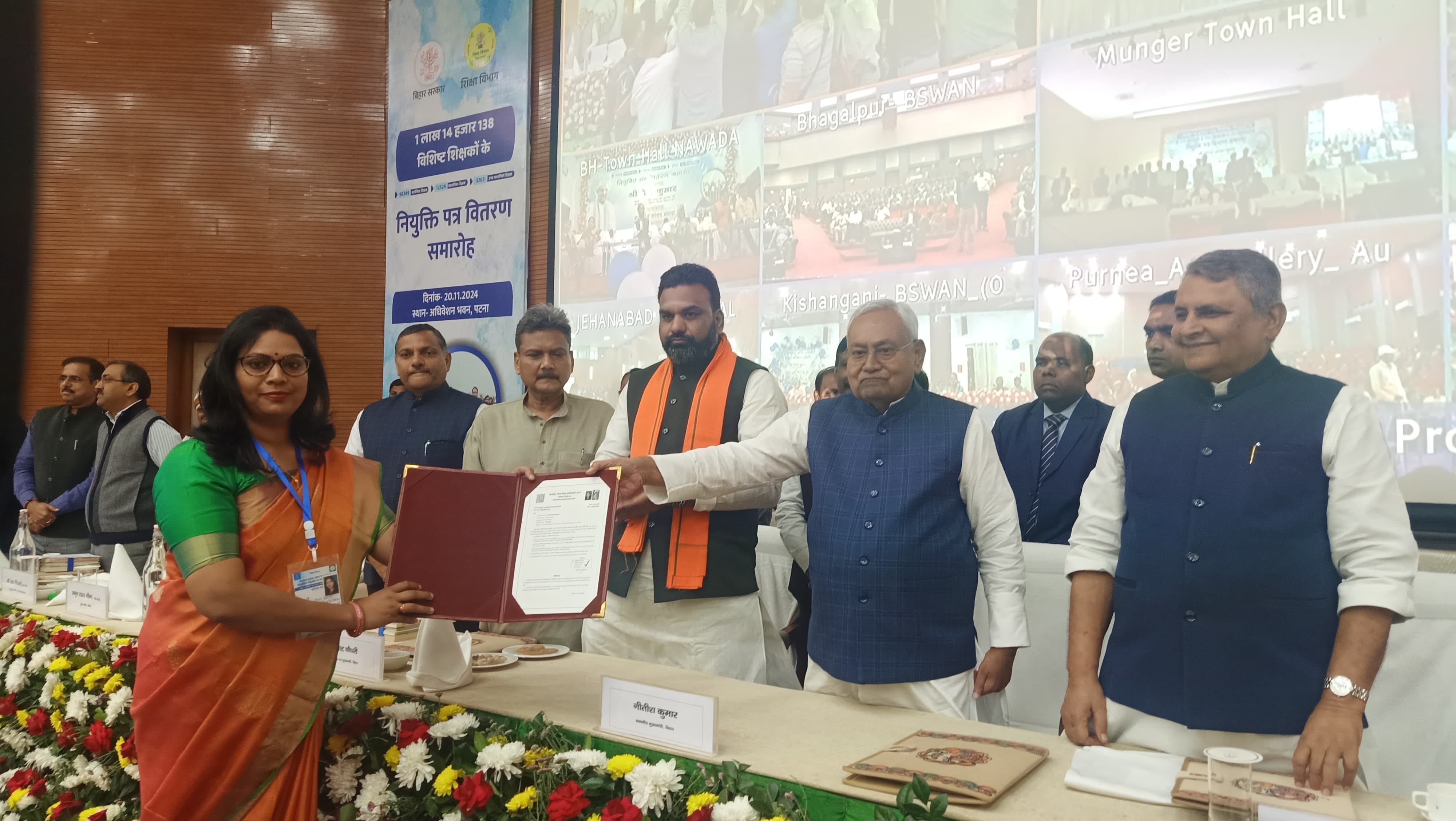 नियुक्ति पत्र वितरित करते सीएम नीतीश कुमार।