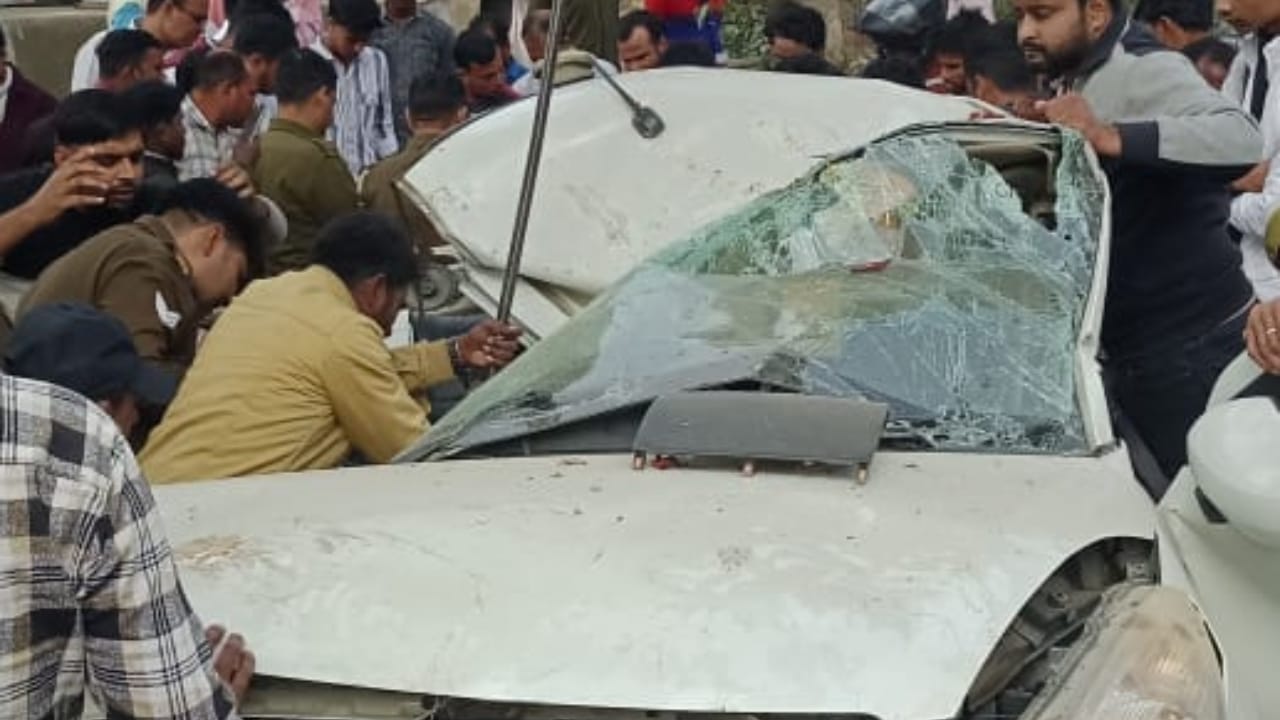 Two friends died and three injured in Bareilly car accident
